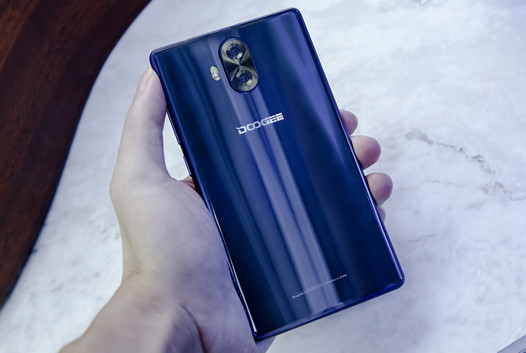 Doogee Mix Lite. Смартфон с дисплеем без верхней и боковых рамок и начинкой начального уровня