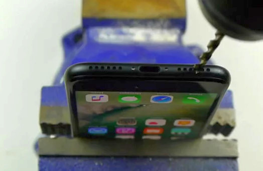 Пятничное видео. iPhone 7 с просверленным отверстием в корпусе для подключения наушников — это реальность Пятничное видео. iPhone 7 с просверленным отверстием в корпусе для подключения наушников — это реальность