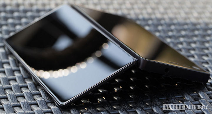 ZTE Axon M будет складывающимся вдвое смартфоном с двумя дисплеями ZTE Axon M будет складывающимся вдвое смартфоном с двумя дисплеями