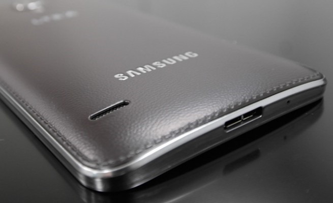 Galaxy Round – Новый фаблет Samsung с 5.7 –дюймовым вогнутым 1080p экраном уже можно купить в Корее 