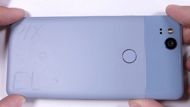 Google Pixel 2 в испытаниях на устойчивость к царапинам и жесткость конструкции показал себя не лучшим образом