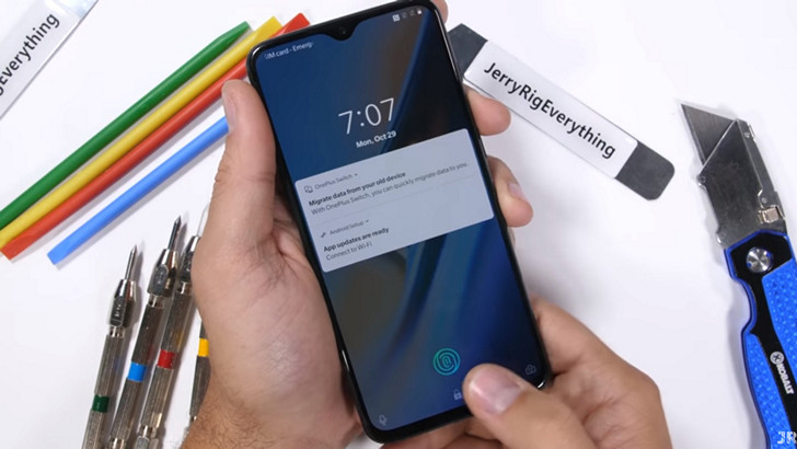 OnePlus 6T в тестах на устойчивость к царапинам и прочность конструкции (Видео)