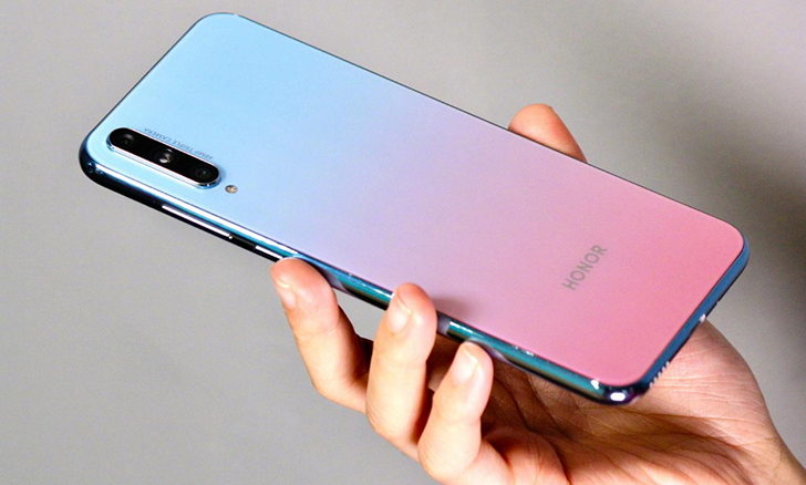 Honor 20 Youth Edition. Так будет выглядеть смартфон, получивший дисплей с вырезом, тройную камеру и градиентную расцветку корпуса