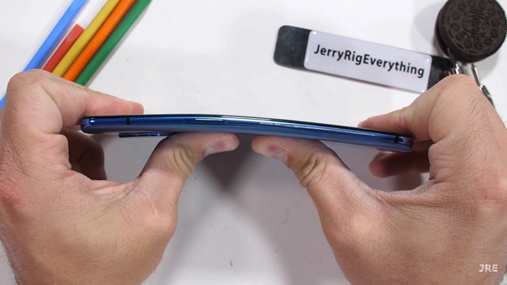 OnePlus 7T не выдержал испытания JerryRigEverything на жесткость конструкции