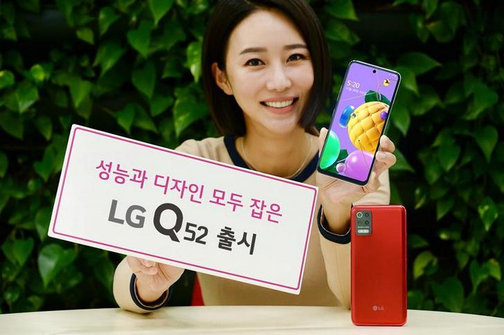 LG Q52. Защищенный по военным стандартам 6.6-дюймовый смартфон с квадро-камерой и процессором MediaTek Helio P35 на борту