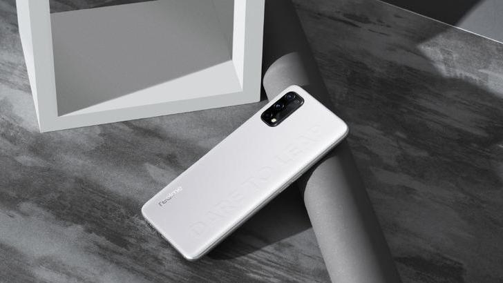 Realme Q2. Официальные изображения смартфона с кожаным покрытием задней панели и камерой с четырьмя объективами