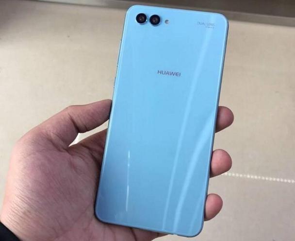 Huawei Nova 2S вытянутым в длину экраном и сдвоенной камерой засветился на фото