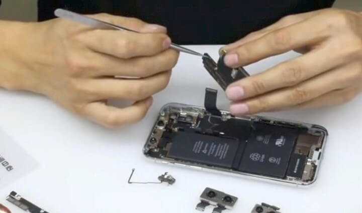 iPhone X. Разборка смартфона показала, что внутри флагмана Apple находится сдвоенная батарея (Видео)