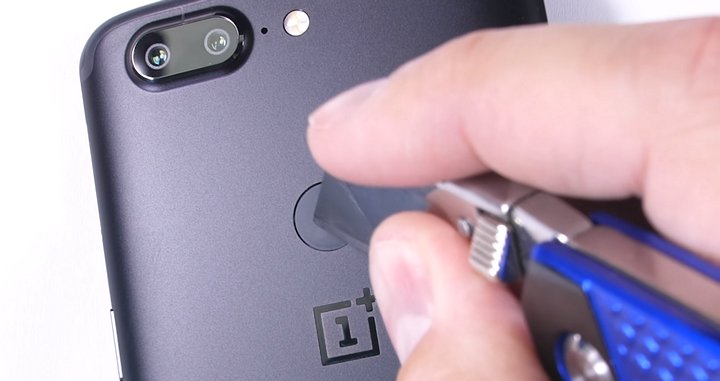 OnePlus 5T в тестах на жесткость конструкции и устойчивость к царапинам показал великолепные результаты 