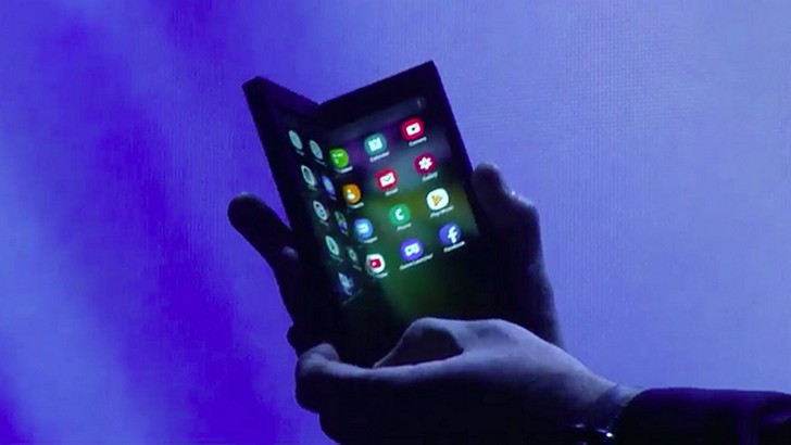 Складывающийся пополам гибрид смартфона и планшета Samsung показан на конференции для разработчиков