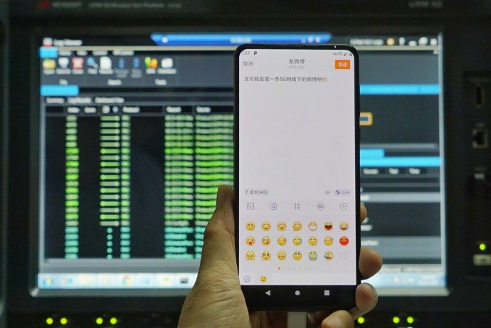 Xiaomi Mi Mix 3 работающий в сети 5G на официальном фото