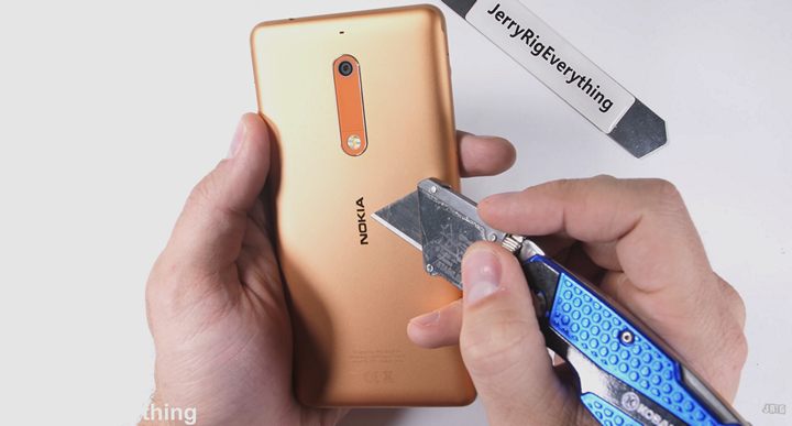 Nokia 5 в тестах на жесткость корпуса и устойчивость к царапинам смотрится лучше многих более дорогих собратьев