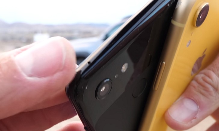 Apple iPhone XR против Google Pixel 3 в тесте на падения (Видео)