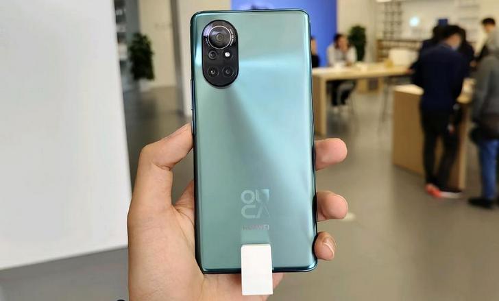 Huawei Nova 8. Живые фотографии смартфона с необычным дизайном основной камеры просочились в сеть