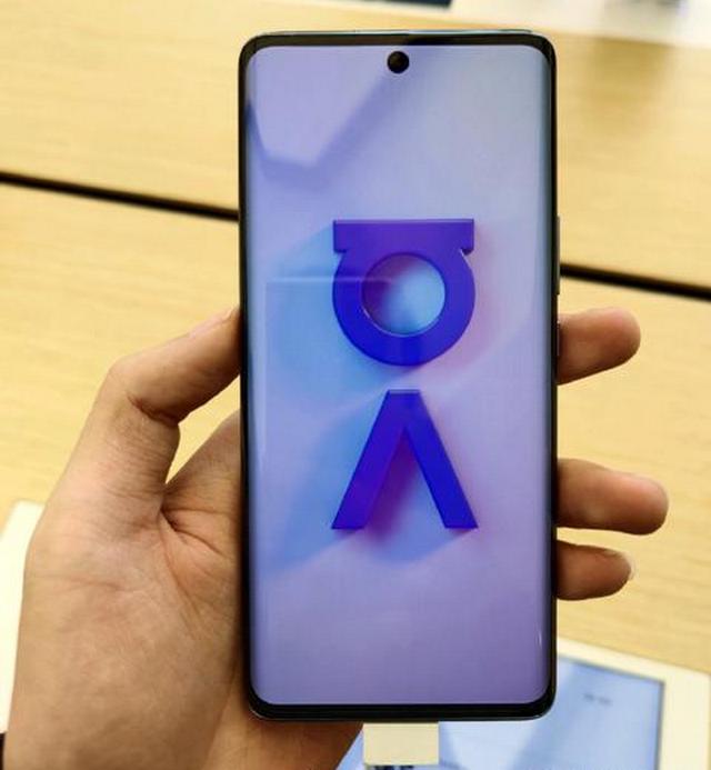 Huawei Nova 8. Живые фотографии смартфона с необычным дизайном основной камеры просочились в сеть